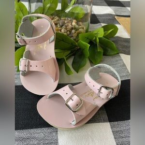 Sun San Sandals in Pink Leather in Toddler size 6- smoke and pet free home